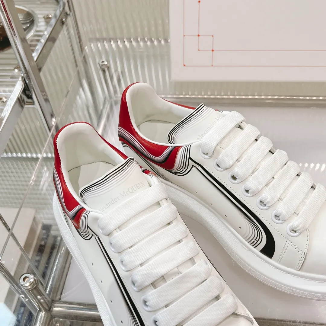 👟👟Ex-factory price 440👟👟 Men's size +10 (high version + 60 men's size plus 10) The latest addition to the counter is the top high-end version of Alexander McQueen·Alexander McQueen 2023 new wide sports shoes, white shoes and casual shoes👟New colors! The rear tail is really unique and pretty, I love it at first sight! 😍Top version! 👍🏻I won’t introduce too much about the style of this shoe. It will never go out of style year after year in spring, summer, autumn and winter. It is a super versatile style and has always been in hot demand. 🔸Upper: original custom-made latest silk cowhide 🔸Inner lining: cowhide foot pads + top-grade highly breathable mesh ��Outsole: the latest original open mold one-to-one precision mold PU vacuum outsole 🔸Female model 34-41 (customized at 34.40.41) 🔸Men's model 38-45 (customized at 38 45)